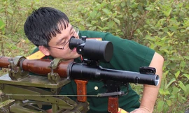 Trung tá Lê Duy Tuấn đang kiểm tra, hiệu chỉnh kính ngắm “2 trong 1” của súng chống tăng B41. Ảnh: PV