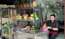 Khách sạn đóng cửa, anh Duẩn chuyển sang làm bánh, bán nước ép hoa quả