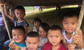 Những cháu nhỏ bản Sắt trốn nắng dưới một góc lán