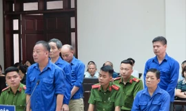 Các bị cáo tại tòa (Hưng “kính” ngồi ngoài cùng bên phải)