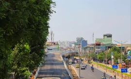 Cầu vượt tại nút giao An Dương - đường Thanh Niên - một dự án trọng điểm của Hà Nội cũng bị chậm 2 tháng vì bất cập trong cơ chế phối hợp