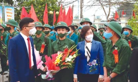 Bà Trần Thị Thanh Thủy, Ủy viên Ban thường vụ Tỉnh ủy, Bí thư Thị ủy Mỹ Hào (Hưng Yên) và ông Lê Quang Hiến, Chủ tịch UBND thị xã Mỹ Hào tặng hoa động viên thanh niên lên đường nhập ngũ