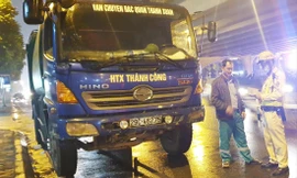 CSGT dừng kiểm tra, xử lý xe chở rác vi phạm trên đường tối 26/10