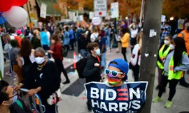 Người ủng hộ ông Biden đổ ra đường sau khi có tin ông thắng cử. Ảnh: Reuters