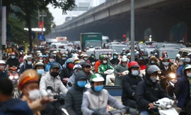 Bị rào, quây đường thi công, dân chen chúc trên đường Khuất Duy Tiến (chụp ngày 23/12). Ảnh: Như ý