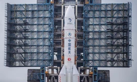 Tàu thăm dò Hằng Nga-5 ở phía trên tên lửa đẩy Trường Chinh-5 tại bãi phóng ở tỉnh Hải Nam, Trung Quốc ngày 17/11. Ảnh: Getty 