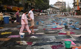 Đường phố đầy túi nước dùng để chống hơi cay trong cuộc biểu tình ở Yangon ngày 14/3. Ảnh: CNN 