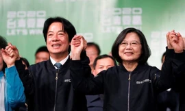 Bà Thái Anh Văn bày tỏ niềm vui chiến thắng cùng những người ủng hộ hôm 11/1. Ảnh: Getty 