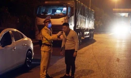 Lực lượng CSGT xử lý vi phạm trên cao tốc. Ảnh: Thanh Hà 