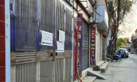 Nhà khóa cửa, thông báo chuyển địa điểm 