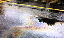 Mặt Quốc lộ 49 tại TT-Huế nổi váng tựa như xăng dầu rơi vãi, rò rỉ lên đường giao thông, khiến người đi đường lo ngại tai nạn  