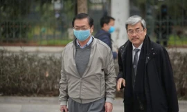 Cựu Bộ trưởng Vũ Huy Hoàng (bìa trái) và luật sư của mình tới tòa sáng nay 7/1