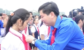 Anh Nguyễn Long Hải, nguyên Bí thư T.Ư Đoàn, nguyên Chủ tịch Hội đồng Đội T.Ư gắn Huy hiệu cháu ngoan Bác Hồ toàn quốc cho đại biểu dự Đại hội lần thứ VIII 