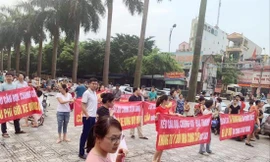Người dân KĐT Đại Thanh xuống đường căng băng rôn phản đối “Thay đổi nhà cung cấp nước sạch”