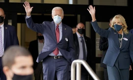 Ứng viên Joe Biden và phu nhân Jill Biden vẫy tay sau khi bỏ phiếu sớm ở bang Delaware. Ảnh: AP