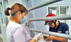 Nhân viên y tế hoạt động 24h/ngày tại khu cách ly 