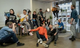 Khánh Trần (ngồi phía trước, bìa phải) cùng Sơn Chu và các thành viên công ty Rens.. Ảnh: NVCC