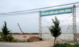 Công trường xây dựng Nhà máy nước mặt sông Hồng (xã Liên Hồng, Đan Phượng, Hà Nội) vẫn chỉ là mặt bằng “sạch”, dù theo kế hoạch phải đưa vào sử dụng từ năm 2018. Ảnh: Phạm Thanh