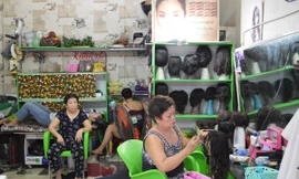 Câu chuyện của chủ tiệm tóc giả đã vào tác phẩm “Ba người phụ nữ và một con vịt”. Ảnh: Moi Trần