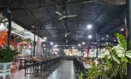 Nhiều hàng quán vắng vẻ bất thường trong những ngày đầu năm mới. Ảnh : Long Vân