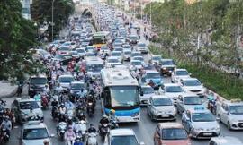 Ùn tắc trên đường Trần Duy Hưng. Ảnh: T.Đảng