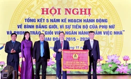 Công đoàn NHVN vinh dự nhận cờ thi đua của Tổng Liên đoàn Lao động Việt Nam 
