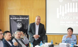 TS. Nguyễn Tiến Mạnh (đứng) trong buổi gặp gỡ báo giới kỷ niệm 5 năm thành lập khoa Nhạc Jazz. Ảnh: Bin Leo 