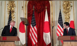 Tổng thống Mỹ Donald Trump và Thủ tướng Nhật Shinzo Abe tại cuộc họp báo chung ngày 27/5 tại Tokyo. ảnh: Getty Images 