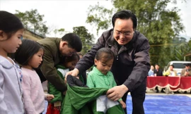 Bộ trưởng Bộ GD&ĐT Phùng Xuân Nhạ tặng quà cho học sinh Trường Phổ thông dân tộc bán trú Tiểu học và THCS Nhạn Môn (Pác Nặm, Bắc Kạn)