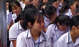 Nhiều em học sinh xúc động, thấm thía với những câu chuyện về cha, mẹ. Ảnh: Duy Chiến 