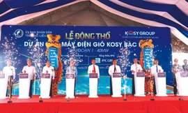 Đại diện lãnh đạo tỉnh Bạc Liêu và Tập đoàn Kosy thực hiện nghi thức động thổ Nhà máy điện gió Kosy Bạc Liêu