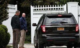 Nhà của cựu tổng thống Bill Clinton tại New York đang được khám xét sau vụ bom thư khủng bố. Ảnh: Reuters 