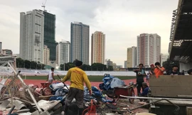 Công nhân thi công những hạng mục cuối cùng trước giờ bóng lăn. Ảnh: VP