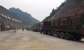 Những xe đầu tiên xuất bán sang Trung Quốc tại cửa khẩu Tân Thanh. Ảnh: Duy Chiến 