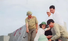 Nữ nhà báo Bích Hậu trong lần thăm lại đảo Cồn Cỏ năm 2008. ẢNH: NHÂN VẬT CUNG CẤP 