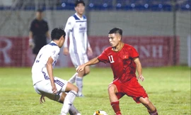 Tiền vệ Trần Văn Bửu (phải) được HLV Dương Hồng Sơn tiến cử cho HLV Park Hang Seo 