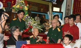 Đại tá Nguyễn Huyên (bên phải Đại tướng) trong Lễ dâng Kiếm lệnh và Trống đồng 