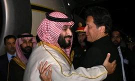 Thủ tướng Pakistan Imran Khan đón Thái tử Ả-rập Xê-út Mohammed bin Salman tại sân bay quân sự ở Rawalpindi, Pakistan.ảnh: Getty Images