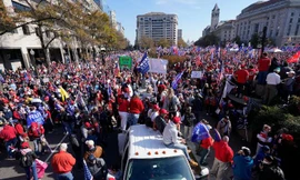 Người biểu tình ủng hộ ông Trump trước trụ sở Quốc hội Mỹ ngày 12/12. Ảnh: AP 