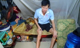 Đôi chân của anh Trung không còn là trụ cột gia đình. Căn phòng tuềnh toàng, chật chội là nơi ở của 4 người 