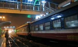 Nhiều đoàn tàu phải dừng vì vắng khách. Ảnh: Hồng Vĩnh