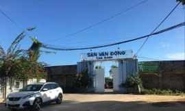 Khoảng 18.000 m2 “đất vàng” sân vận động Cam Ranh chỉ được cho thuê hơn 3,5 triệu đồng/tháng. Ảnh Lữ Hồ