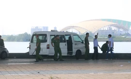 Công an khám nghiệm hiện trường nơi phát hiện một phần thi thể nạn nhân. Ảnh : Nguyễn Thành 