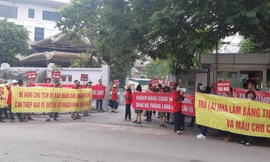 Người dân mua nhà dự án Usilk City (Hà Đông, Hà Nội) căng băng rôn đòi nhà