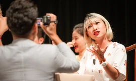 Hoàng Trang nhận một vai nhỏ trong vở “Nàng Kiều” (đạo diễn Amélie Niermeyer) do cô viết kịch bản