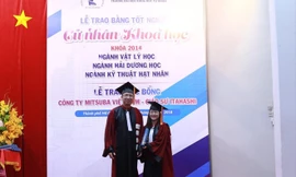 Châu Nguyệt Cẩm Vân (bên phải) trong lễ nhận bằng tốt nghiệp đại học. ảnh: NVCC 