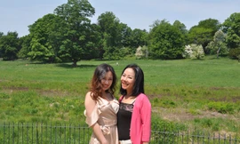 Minh Khuê và mẹ Hải Âu tại thị trấn Concord (Massachusetts, USA)