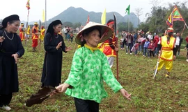 Các bà then múa, khấn đuổi tà ma, hộ tống đoàn rước. Ảnh: Lan Hương 