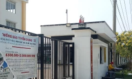 Biển tuyển lao động ở Bình Dương cũng “ế”, không mấy người ngó ngàng. Ảnh: Hương Chi 