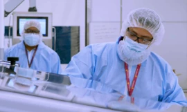 Trong phòng thí nghiệm sản xuất vắc-xin COVID-19 của Tập đoàn AstraZeneca. Ảnh: Lâm Trần